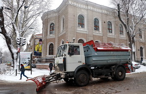 В Одессу из-за снегопада закрывают въезд грузовиков