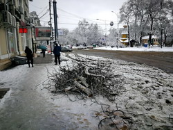 Снежный циклон продолжает бушевать над Одессой (ФОТО, ВИДЕО)