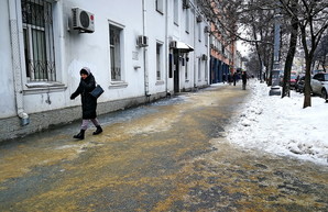 В Одессе продолжают ликвидировать последствия вчерашнего обледенения