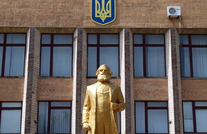 Декоммунизация: в Одесской области взялись за памятники Карлу Марксу