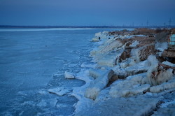 Ледяной закат в Одессе: берега Хаджибейского лимана замерзли (ФОТО, ВИДЕО)