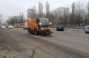 В Одессе начали расчищать улицы от песка