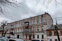 В центре Одессы треснул и угрожает рухнуть еще один старый дом (ФОТО)