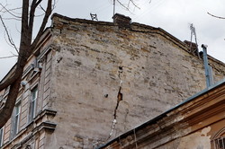 В центре Одессы треснул и угрожает рухнуть еще один старый дом (ФОТО)