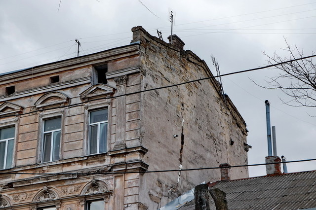 В центре Одессы треснул и угрожает рухнуть еще один старый дом (ФОТО)