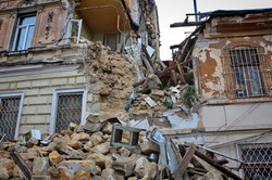 В Одессе рухнул дом, треснувший накануне (ФОТО, ВИДЕО)