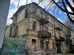 В центре Одессы обваливается огромный подвал старой мельницы (ФОТО)