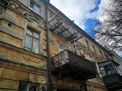 В центре Одессы обваливается огромный подвал старой мельницы (ФОТО)