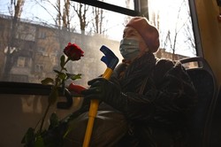 8 марта одесситок поздравляли в троллейбусе (ФОТО)