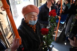 8 марта одесситок поздравляли в троллейбусе (ФОТО)