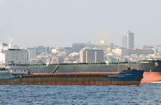 Кораблекрушение в Черном море: затонул старый теплоход, есть погибшие