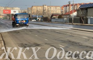 В Одессе начали поливать улицы (ФОТО)