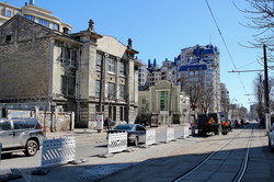 В Одессе начали ремонтировать мостовую на Французском бульваре (ФОТО)