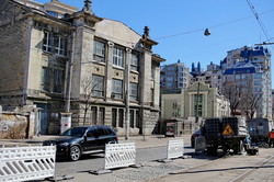 В Одессе начали ремонтировать мостовую на Французском бульваре (ФОТО)