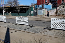 В Одессе начали ремонтировать мостовую на Французском бульваре (ФОТО)