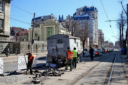 В Одессе начали ремонтировать мостовую на Французском бульваре (ФОТО)