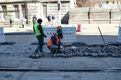 В Одессе начали ремонтировать мостовую на Французском бульваре (ФОТО)