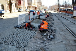 В Одессе начали ремонтировать мостовую на Французском бульваре (ФОТО)