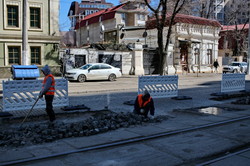 В Одессе начали ремонтировать мостовую на Французском бульваре (ФОТО)