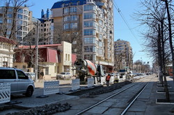 В Одессе начали ремонтировать мостовую на Французском бульваре (ФОТО)