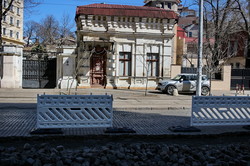 В Одессе начали ремонтировать мостовую на Французском бульваре (ФОТО)