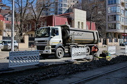 В Одессе начали ремонтировать мостовую на Французском бульваре (ФОТО)
