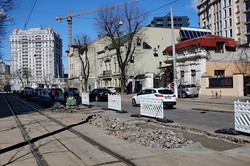 В Одессе начали ремонтировать мостовую на Французском бульваре (ФОТО)