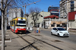 В Одессе начали ремонтировать мостовую на Французском бульваре (ФОТО)