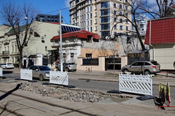В Одессе начали ремонтировать мостовую на Французском бульваре (ФОТО)