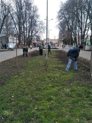 В Одессе начали весеннее благоустройство клумб и зеленых зон