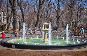 В Одессе включили первые фонтаны (ФОТО, ВИДЕО)