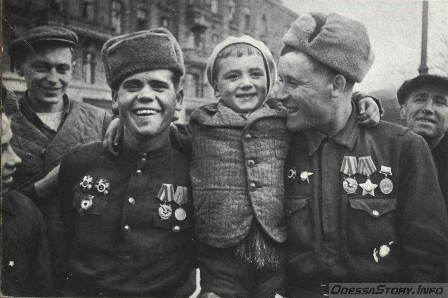 2 апреля 1944 года. 10 Апреля 1944 освобождение Одессы. Солдаты Победы 1945. Победа в Великой Отечественной войне 1941-1945. Советский солдат.