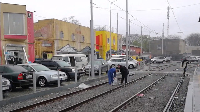 В Одессе разворовывали только что отремонтированную линию трамвая на Новощепном Ряду (ВИДЕО)