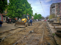 В Одессе уже демонтируют старые рельсы с улицы Преображенской около "Привоза" (ФОТО)