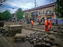 В Одессе уже демонтируют старые рельсы с улицы Преображенской около "Привоза" (ФОТО)