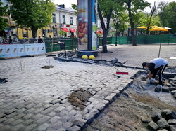 В Одессе уже восстанавливают старинную мостовую в Красном переулке (ФОТО)