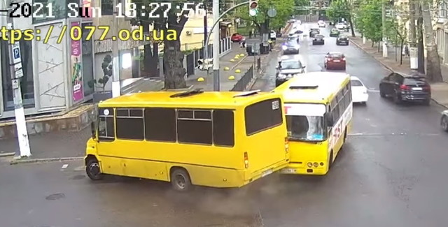 Одесские маршрутки дважды попадали в аварии (ВИДЕО)