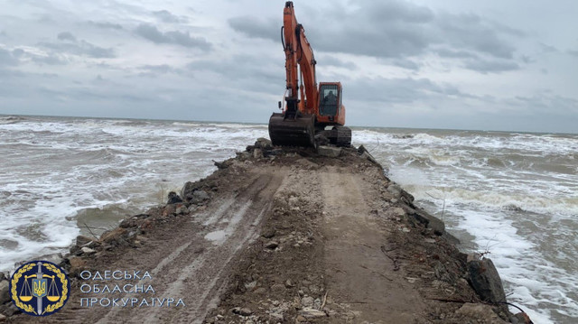 В Одесской области на территории национального парка "Тузловские лиманы" незаконно построили причал в море