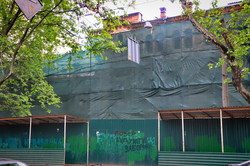 В Одессе начали сносить бывшие памятники архитектуры на Ришельевской (ФОТО)