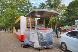 В Одессе на экологический фестиваль привезли целую секцию трамвая (ФОТО)