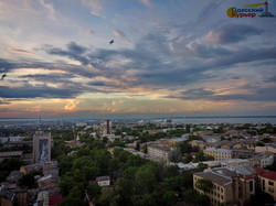 Как выглядит Одесса под надвигающимися грозовыми тучами (ФОТО, ВИДЕО)