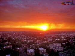 В Одессе перед грозой наблюдали огненный заход солнца (ФОТО, ВИДЕО)