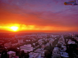 В Одессе перед грозой наблюдали огненный заход солнца (ФОТО, ВИДЕО)