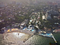 На самом популярном пляже Одессы почти не осталось места для отдыха у моря (ФОТО, ВИДЕО)