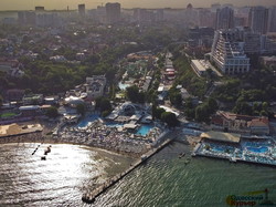 На самом популярном пляже Одессы почти не осталось места для отдыха у моря (ФОТО, ВИДЕО)