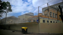 В Одессе эпически сносят старый дом в Старобазарном сквере (ВИДЕО)