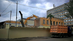 В Одессе эпически сносят старый дом в Старобазарном сквере (ВИДЕО)