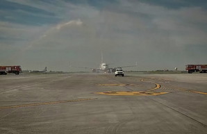 В аэропорту Одессы первый самолет приземлился на новую взлетную полосу