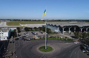 Самый большой флаг региона подняли в Одесском аэропорту