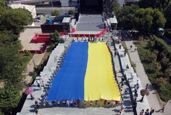 В Одессе развернули 30-метровый флаг Украины на Потемкинской лестнице (ФОТО)